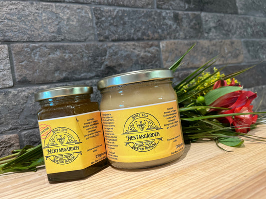 Flytande och klassisk svensk honung på bänk