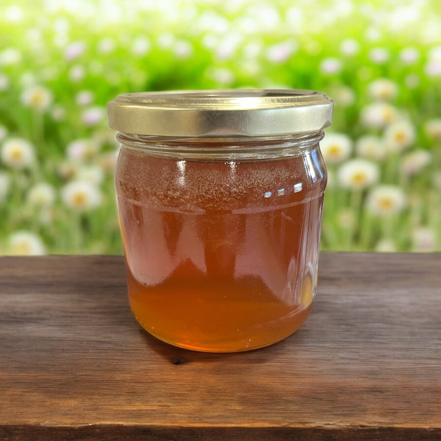 Svensk sensommarhonung flytande i glasburk – lokal honung från Nektargården